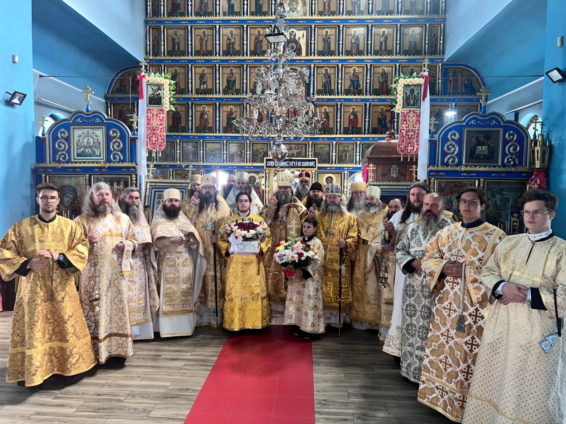 Sobor de ierarhi, preoți și diaconi în fața iconostasului Catedralei Mitropolitane din Pisc, Brăila