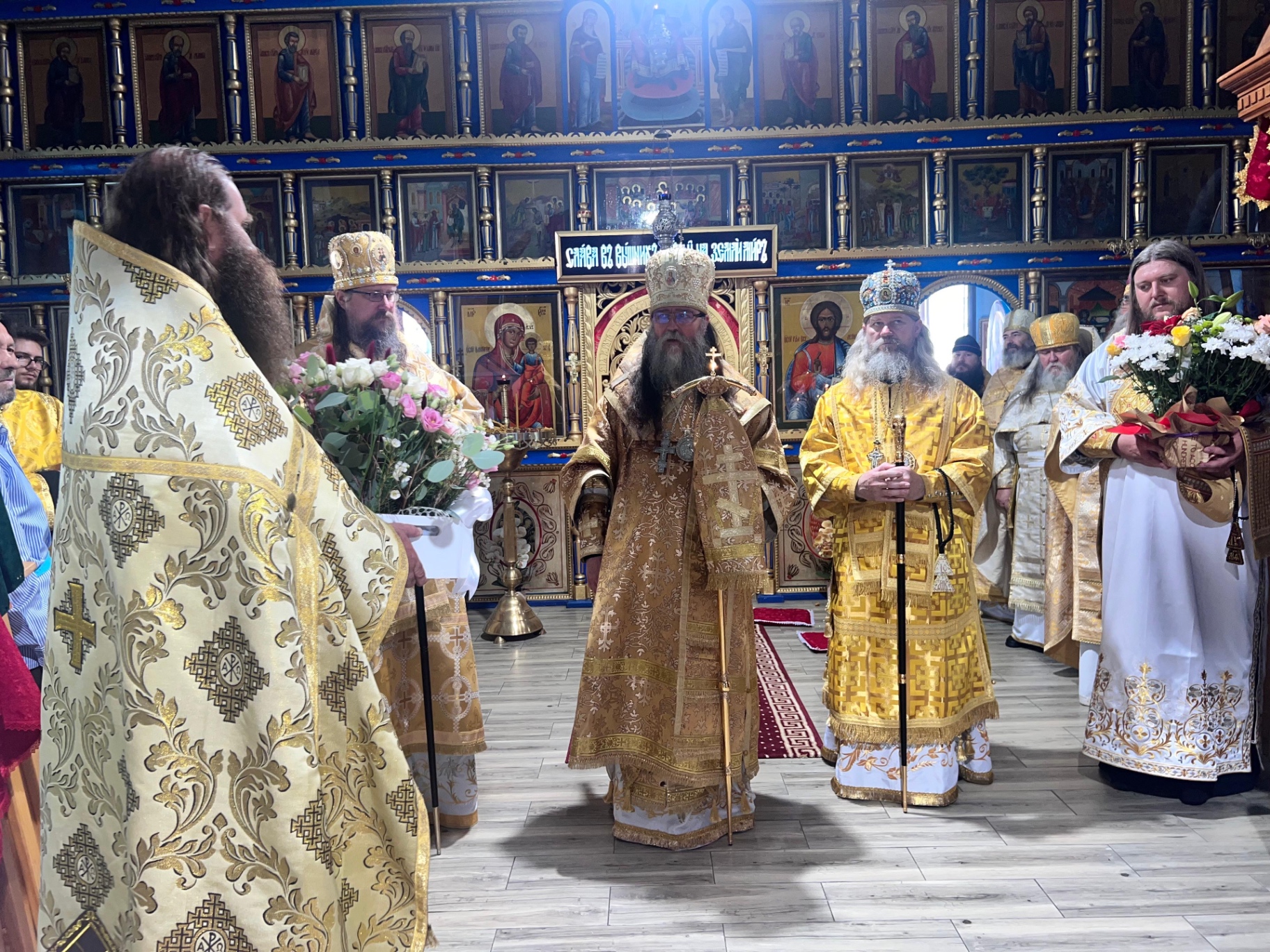 Înaltpreasfințitul Mitropolit Leontie împreună cu arhiereii, primind florile de sărbătoare