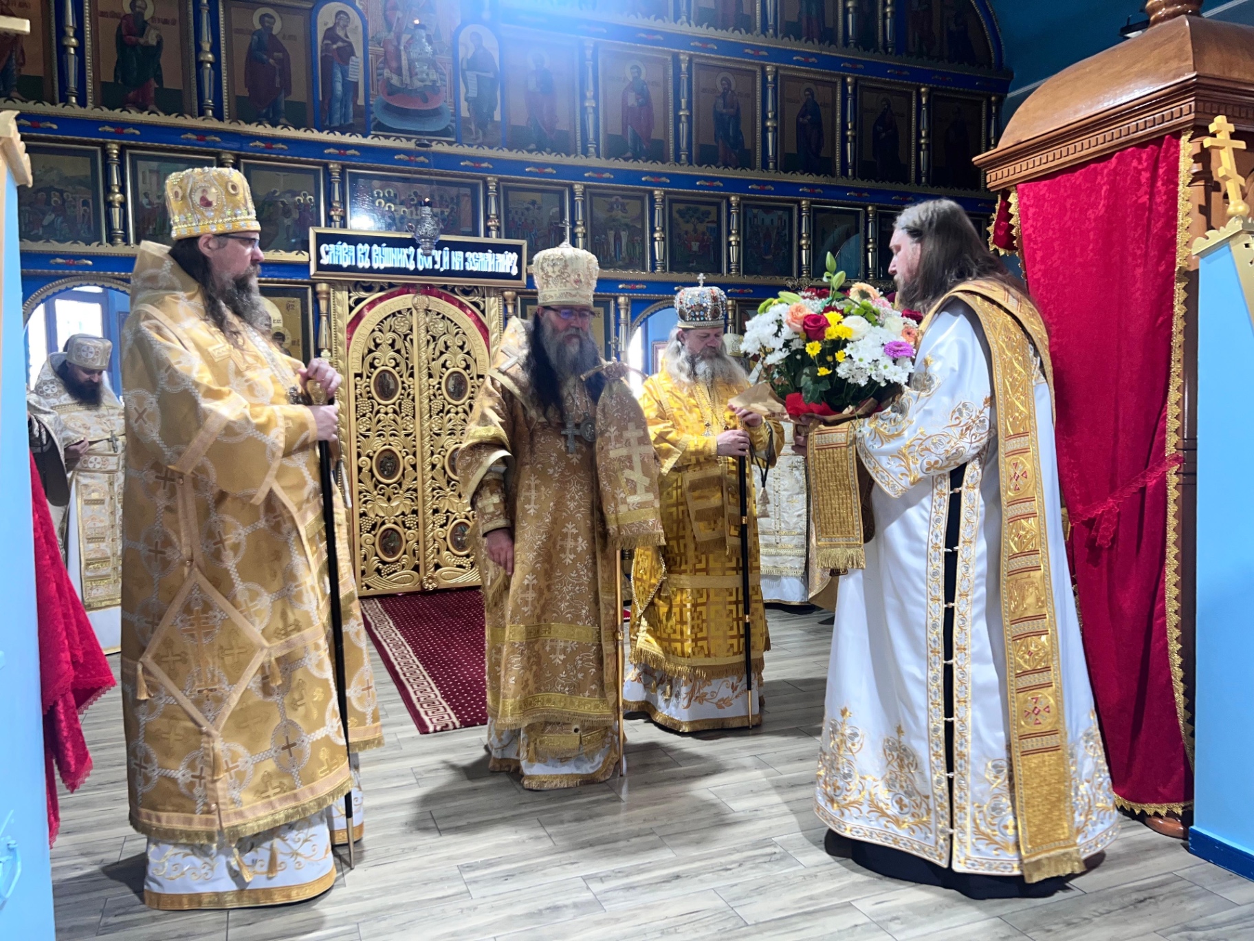 Arhiereii în veșminte de aur în fața ușilor împărătești