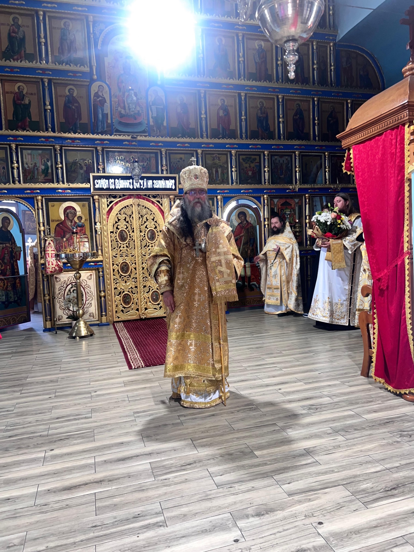 Înaltpreasfințitul Mitropolit Leontie binecuvântând în mijlocul bisericii