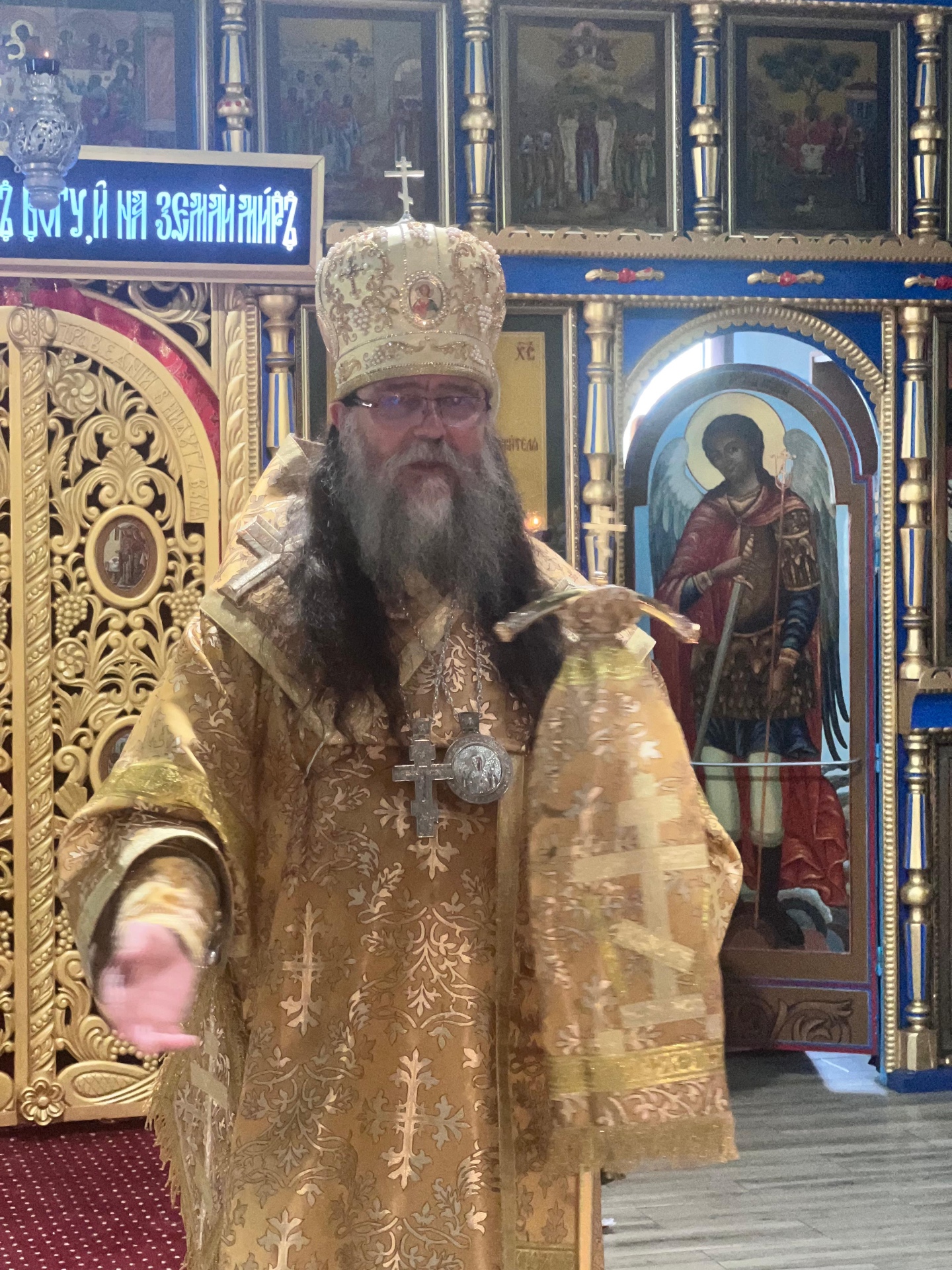 Înaltpreasfințitul Mitropolit Leontie binecuvântând credincioșii